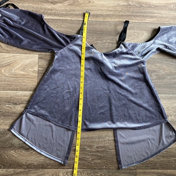 NWT Romeo + Juliet Cold Shoulder Velvet Top Sm - Picture 9 of 10